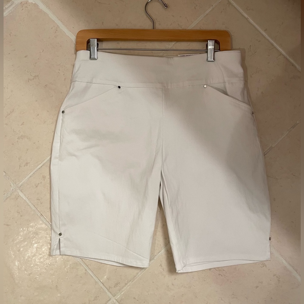 NWT INC mid rise white shirts size 6. Two pockets in front
